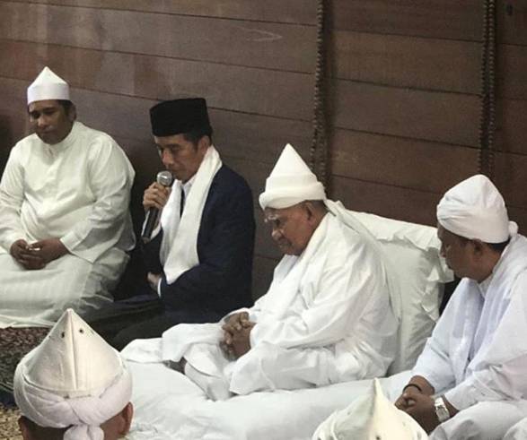 Presiden Jokowi saat mengunjungi Syeikh H Hasyim Al Syarwani di Besilam Langkat (instagram/jokowi)