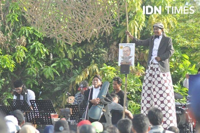 Komedia Marwoto Kawer mengisi pembukaan Ngayogjazz 2019 di Dusun Kwagon, Desa Sidorejo, Kecamatan Godean, Kabupaten Sleman, 16 November 2019. IDN Times/Pito Agustin Rudiana