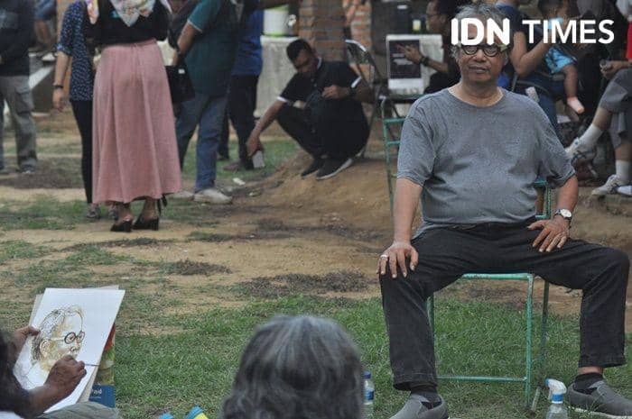 Seniman Butet Kertaredjasa dilukis sejumlah perupa di ajang Ngayogjazz 2019 di Dusun Kwagon, Desa Sidorejo, Kecamatan Godean, Kabupaten Sleman, 16 Oktober 2019. IDN Times/Pito Agustin Rudiana