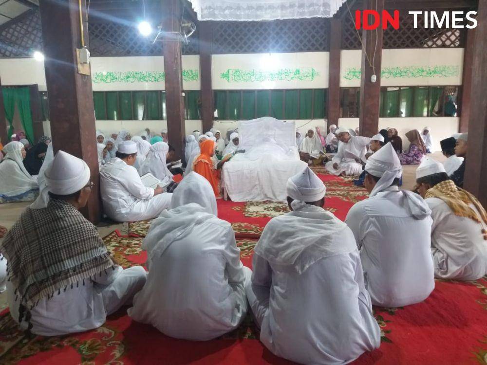 Jenazah Tuan Guru Syekh H Hasyim Al Syarwani disemayamkan (IDN Times/Handoko)
