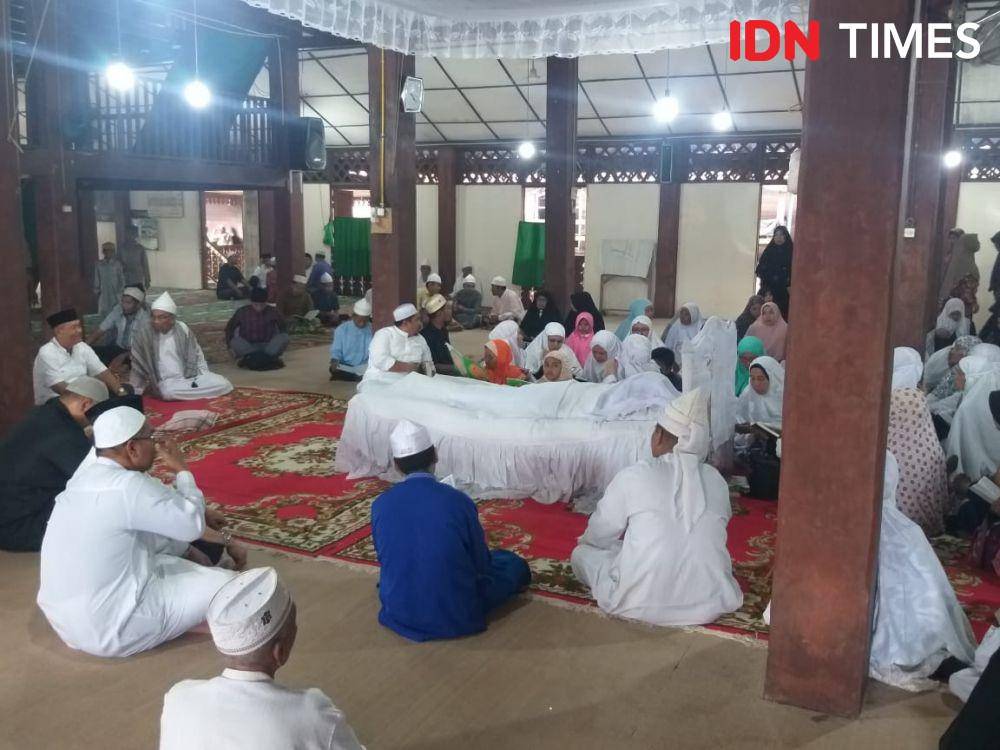 Jenazah Tuan Guru Babussalam Syekh H Hasyim Al Syarwani disemayamkan di rumah duka (IDN Times/Handoko)