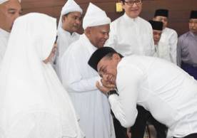 Gubernur Sumut Edy Rahmayadi saat mencium tangan Tuan Guru Babussalam (instagram/Edyrahmayadireal)