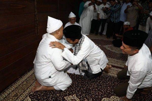 Ustaz Abdul Somad memeluk Syeikh H Hasyim Al Syarwani (Dok.IDN Times/istimewa)