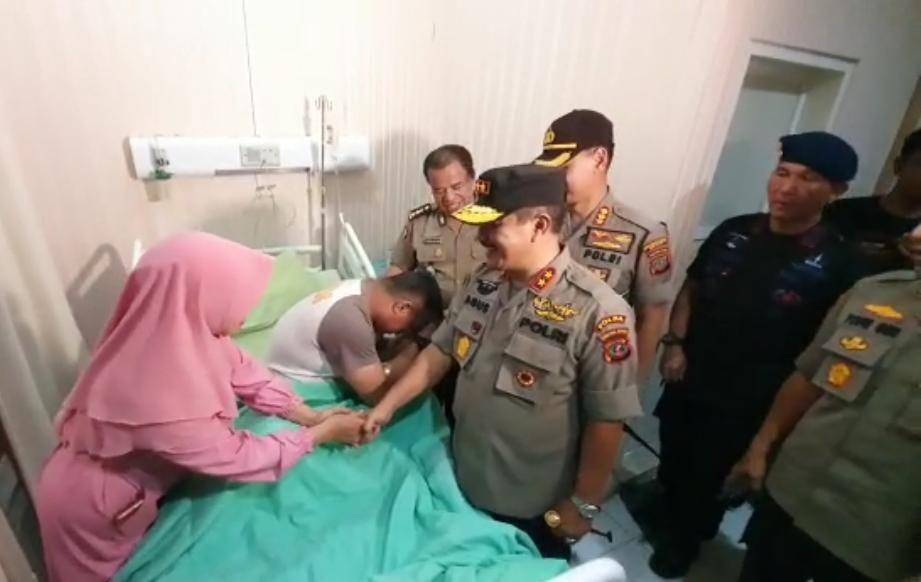 Kapolda Sumut Irjen Pol Agus Andrianto menjenguk korban terdampak bom (Dok.IDN Times/