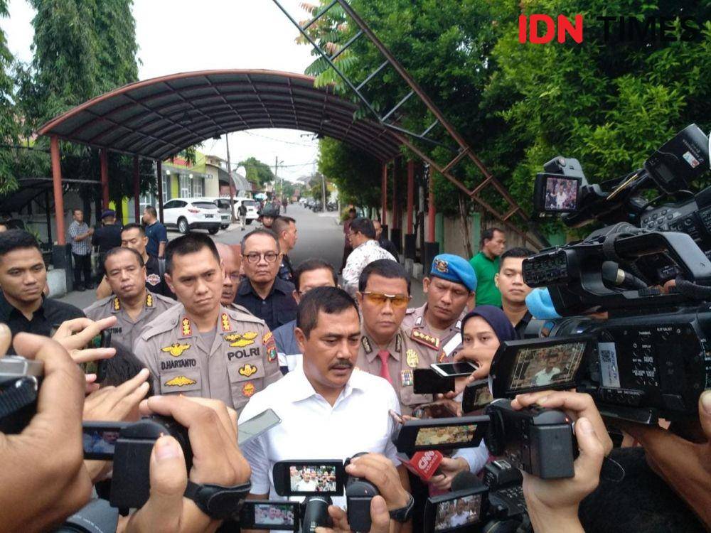 Kapolda Sumut Irjen Pol Agus Andrianto memberi keterangan soal penembakan 2 terduga teroris (IDN Times/Fadly Syahputra)