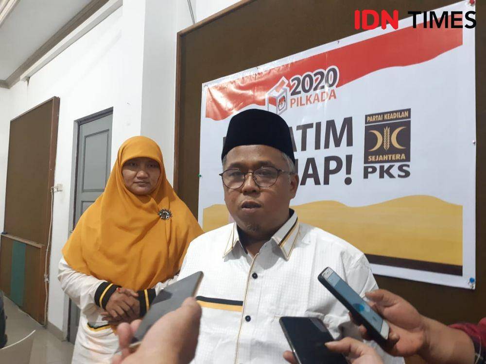 Ketua DPW PKS Jatim Irwan Setiawan saat diwawancara awak media di kantornya, Minggu (17/11). IDN Times/Ardiansyah Fajar