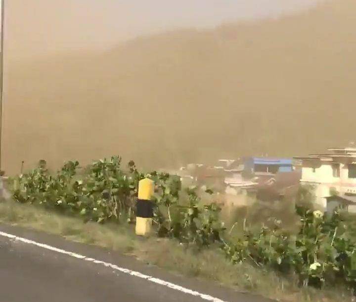 Kondisi angin kencang di Desa Sumberbrantas, Kota Batu, Minggu (17/11). Dok. BPBD Jatim