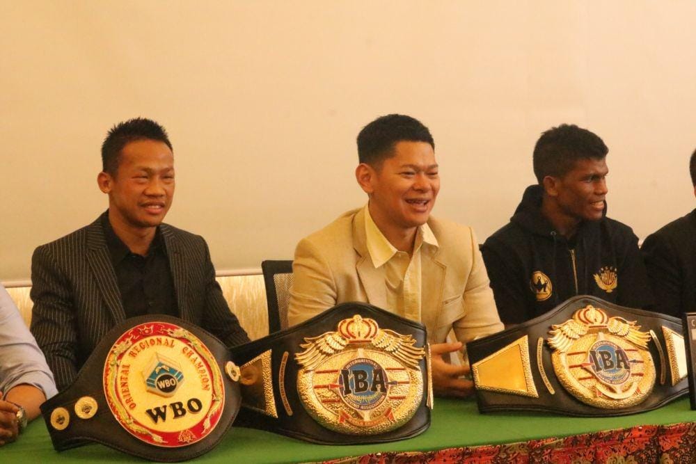 Daud Yorda (kiri) usai mampu merebut juara IBA dan WBO, Minggu (17/11/2019). IDN Times/ Alfi Ramadana
