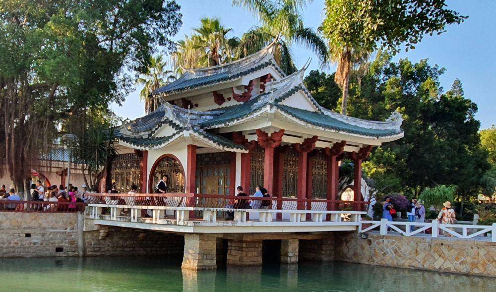 Paviliun di Pulau Gulangyu untuk pengunjung beristirahat menikmati suasana (IDN Times/Mela Hapsari)