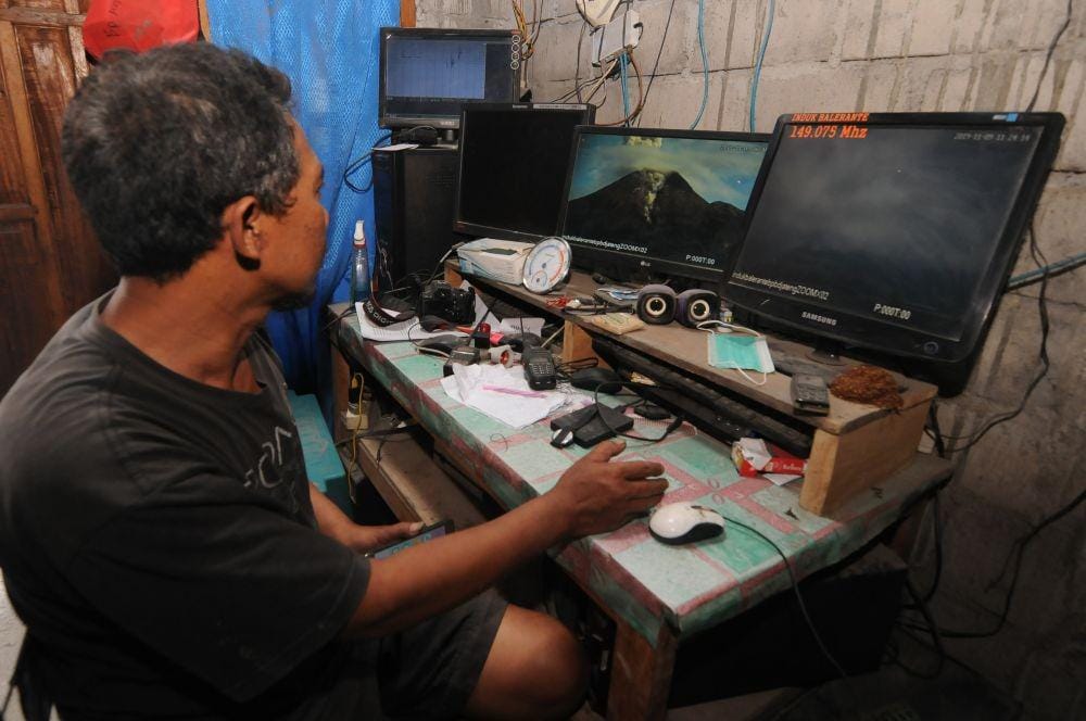 (Petugas menunjukkan rekaman CCTV letusan Gunung Merapi dari Pos Pengamat Gunung Merapi, Balerante, Kemalang, Klaten, Jawa Tengah, Sabtu (9/11/2019)) ANTARA FOTO/Aloyisus Jarot Nugroho