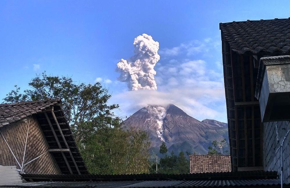Gunung merapi meletus