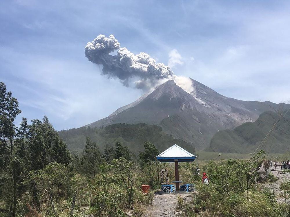 Gunung Merapi meletus