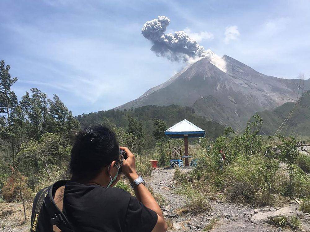 (Letusan Gunung Merapi terlihat dari bungker Kaliadem, Cangkringan, Sleman, DI Yogyakarta, Minggu (17/11/2019)) ANTARA FOTO/Rudi