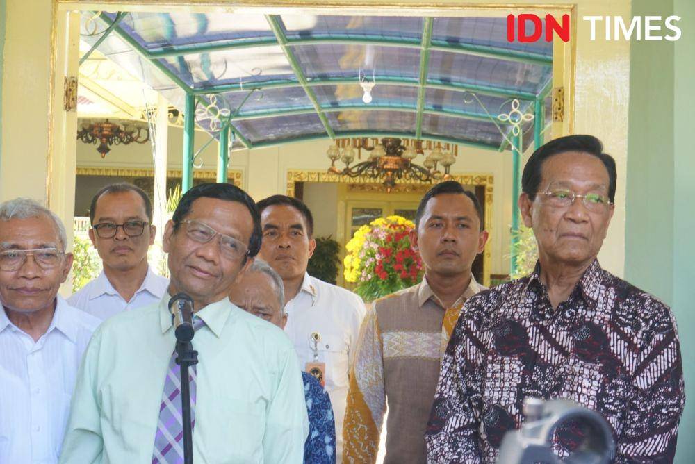 Menkopolhukam Mahfud MD saat mengumumkan status nonaktif dari Parampara Praja DIY, Senin (28/10). (IDN Times/Tunggul Kumoro)