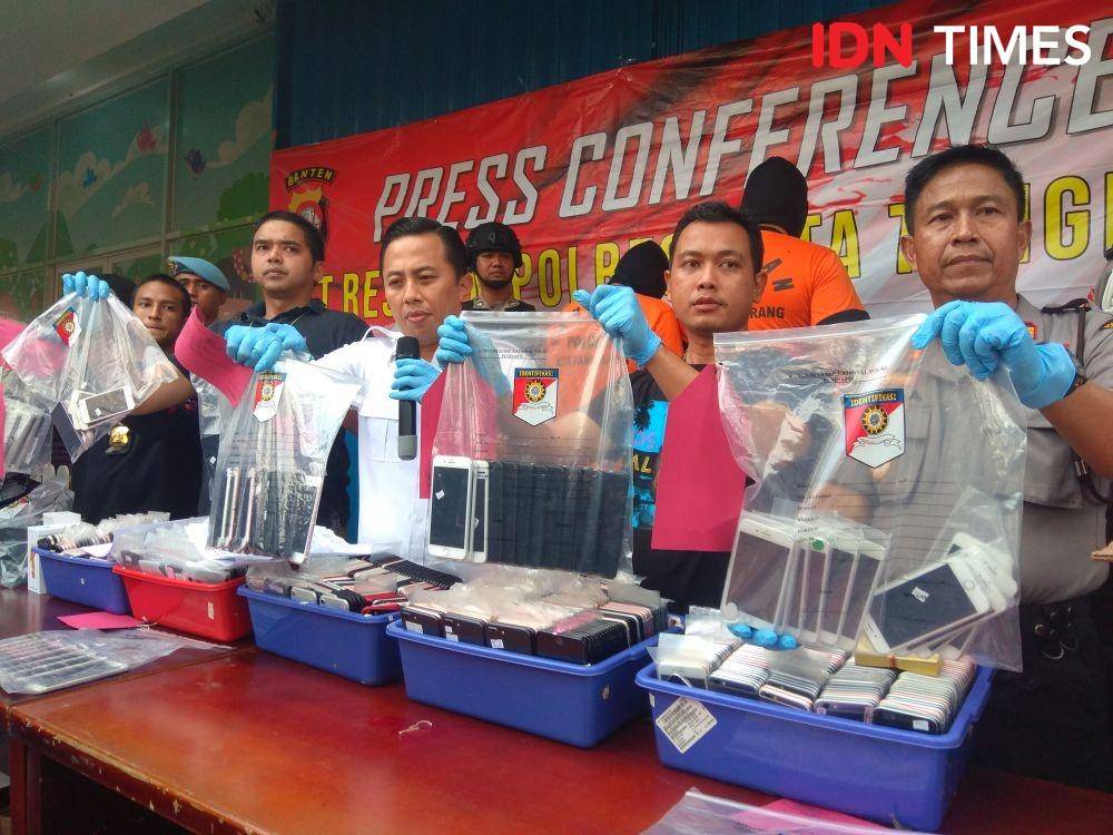Industri HP ilegal (IDN Times/Candra Irawan)