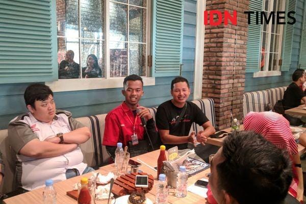 Firman dan Jonny saat menceritakan pengalamannya memodifikasi motor - IDN Times/Rijalu Ahimsa