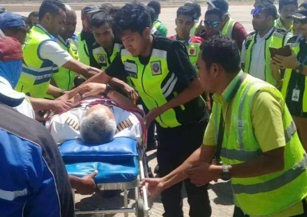 Pilot Batik Air Seri 320 nomor penerbangan ID 6548 dengan rute Jakarta-Kupang dievakuasi setelah mendarat darurat di Bandara El-Tari Kupang, Minggu (17/11/2019) siang. (ANTARA/HO/Dok. penumpang Batik Air Libby Sinlaeloe)