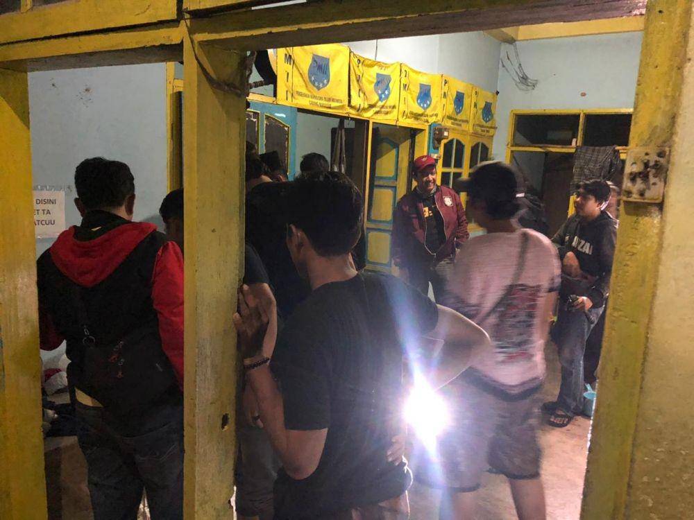 Sekretariat mahasiswa di Makassar yang diserang OTK dengan batu dan bom molotov, Minggu (17/11) / Istimewa