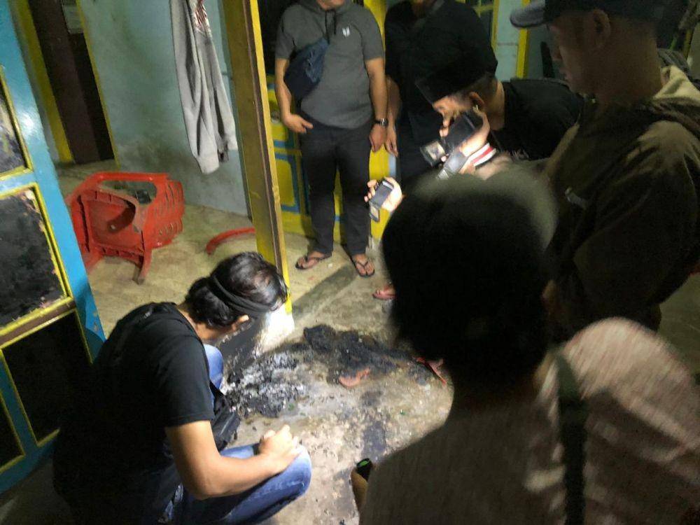 Sekretariat mahasiswa di Makassar yang diserang OTK dengan batu dan bom molotov, Minggu (17/11) / Istimewa