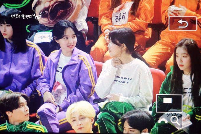 Kira-kira mereka lagi ngobrolin apa ya?