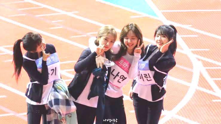 Bukan hanya Yeri, Nayeon juga dekat dengan member Red Velvet lainnya