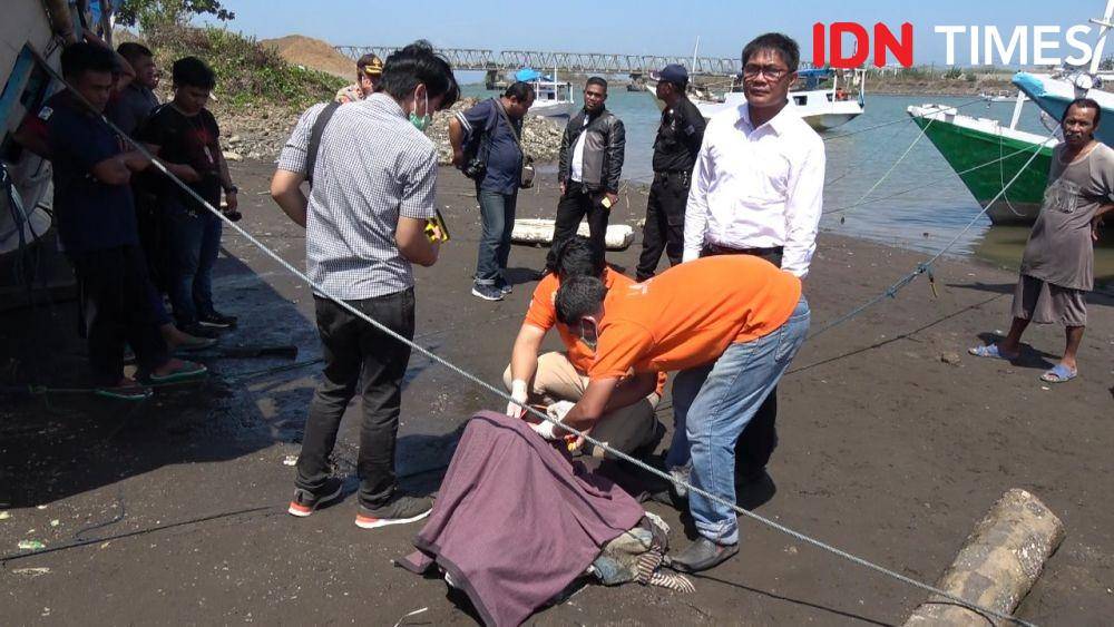 Mayat perempuan yang ditemukan di tepian Sungai Jeneberang, Barombong, Tamalate, Makassar, Senin (18/11) / Sahrul Ramadan
