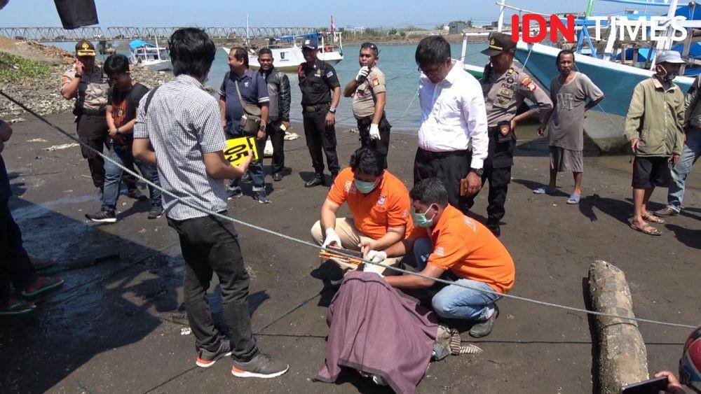 Mayat perempuan yang ditemukan di tepi Sungai Jeneberang, Barombong, Tamalate, Kota Makassar, Senin (18/11)/Sahrul Ramadan