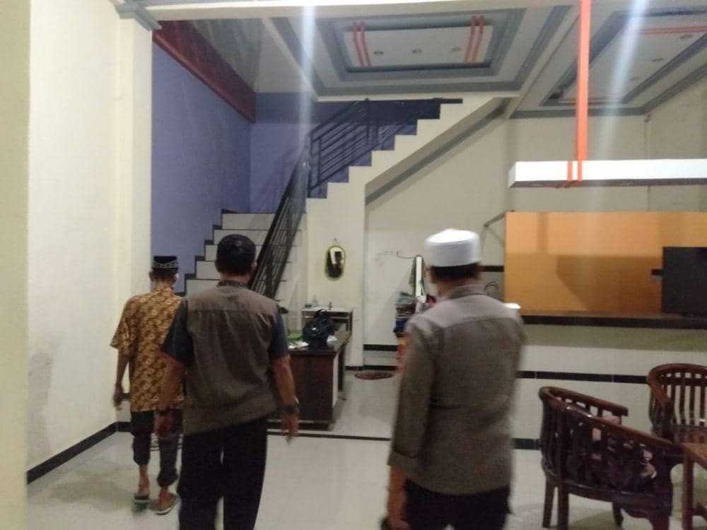 Petugas kepolisian bersama ayah NL saat mendatangi lokasi temuan mayat / Istimewa