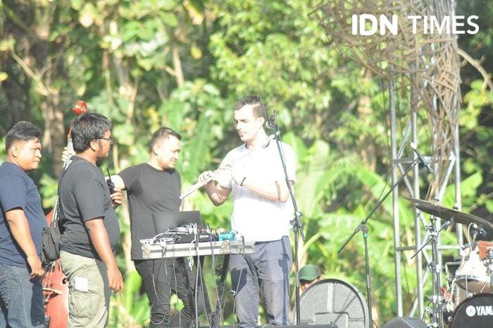 Salah satu musisi Ngayogjazz 2019 dari luar negeri tengah melakukan check sound sebelum tampil di Panggung Blandar di Dusun Kwagon, Desa Sidorejo, Kecamatan Godean, Kabupaten Sleman, 16 November 2019. IDN Timmes/Pito Agustin Rudiana