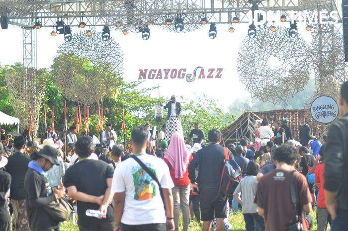 Suasana penonton dalam acara pembukaan Ngayogjazz 2019 di Dusun Kwagon, Desa Sidorejo, Kecamatan Godean, Kabupaten Sleman, 16 November 2019. IDN Times/Pito Agustin Rudiana
