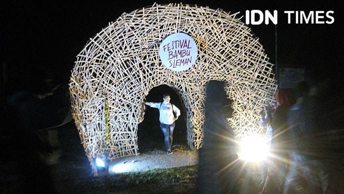 Salah satu spot foto pengunjung dari instalasi bambu di acara Ngayogjazz di Dusun Kwagon, Desa Sidorejo, Kecamatan Godean, Kabupaten Sleman, 16 November 2019. IDN Times/Pito Agustin Rudiana