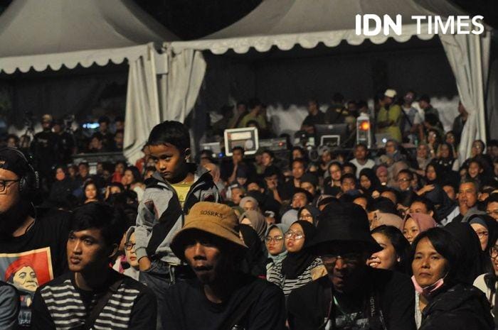Suasana menjelang penampilan musisi terakhir Ngayogjazz 2019, yaitu kolaborasi KuaEtnika dengan soimah dan didi Kempot di Dusun Kwagon, Desa Sidorejo, Kecamatan Godean, Kabupaten Sleman, 16 November 2019. IDN Times/Pito Agustin Rudiana