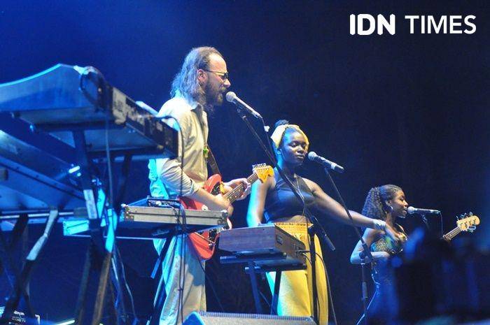 Musisi asal Belanda, Arp Frique dan teman-temannya menyemarkan Ngayogjazz 2019 di Dusun Kwagon, Sleman, 16 November 2019. IDN Times/Pito Agustin Rudiana