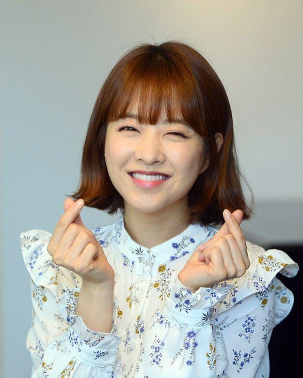 Wanita mungil itu lucu seperti bayi