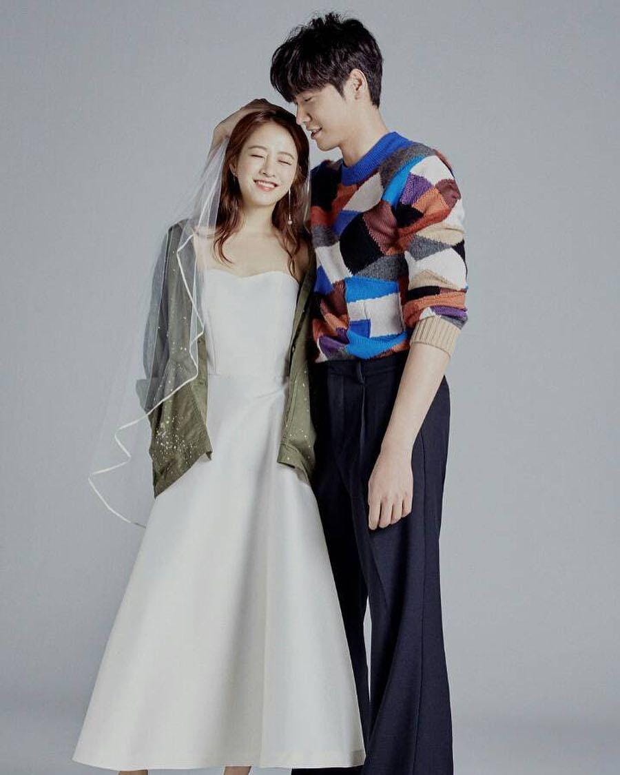 Wanita mungil itu nyaman ketika dipeluk