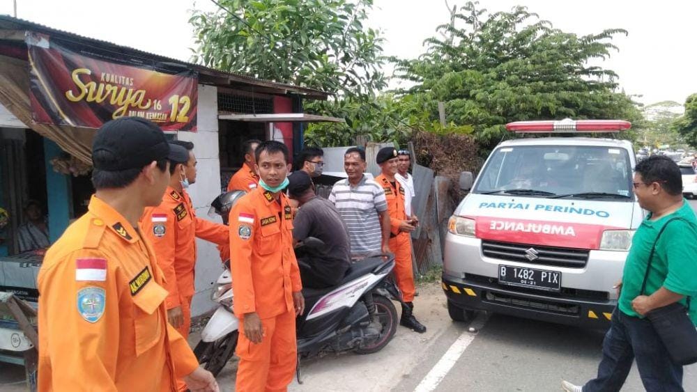 Tim SAR mengevakuasi jenazah Mohammad Tohari ke rumah sakit terdekat.