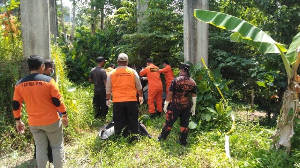 Tim SAR mengevakuasi jenazah Mohammad Tohari.
