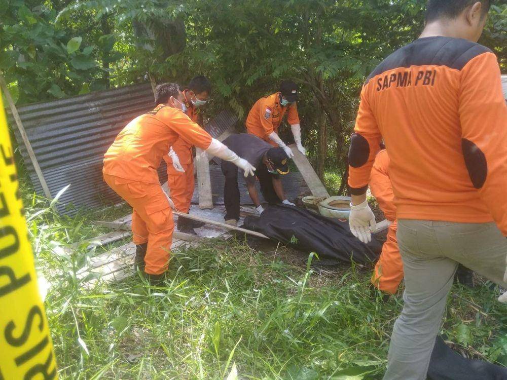 Tim SAR mengevakuasi jenazah Mohammad Tohari, Minggu (17/11) siang.