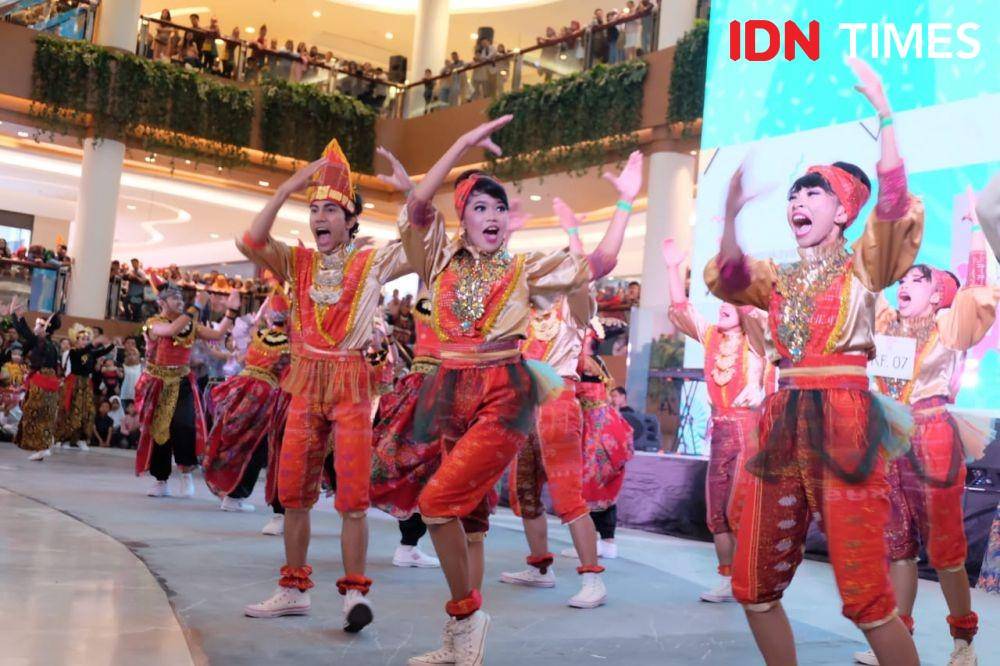 800 penari beradu bakat, berebut hadiah puluhan juta rupiah (IDN Times/Prayugo Utomo)