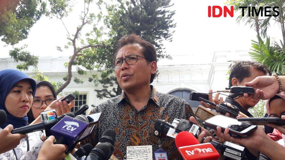 Juru Bicara Presiden Jokowi, Fadjroel Rachman, memberikan keterangan pers di Kompleks Istana Negara, Senin 18 November 2019 (IDN Times/Teatrika Handiko Putri)