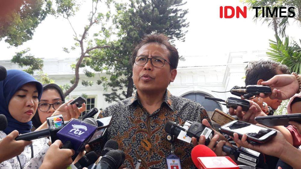 Juru Bicara Presiden Jokowi, Fadjroel Rachman, memberikan keterangan pers di Kompleks Istana Negara, Senin 18 November 2019 (IDN Times/Teatrika Handiko Putri)