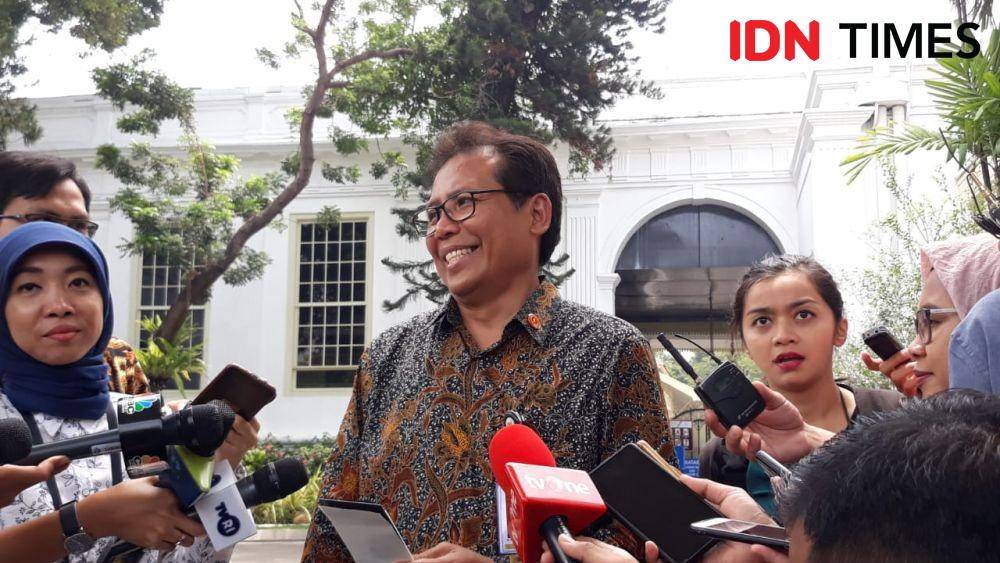 Juru Bicara Presiden Jokowi, Fadjroel Rachman, memberikan keterangan pers di Kompleks Istana Negara, Senin 18 November 2019 (IDN Times/Teatrika Handiko Putri)
