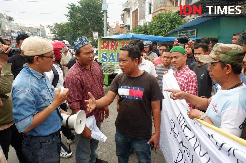 Warga mengadang pendemo yang menolak jenazah RMN dimakamkan