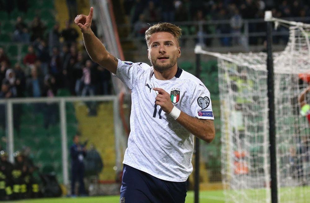 Aksi Ciro Immobile usai membobol gawang Armenia, Selasa (19/11) dini hari. Twitter/@UEFAEuro