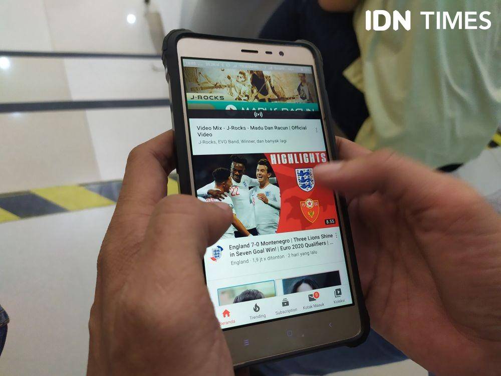 Ilustrasi interaksi millenial dengan sosial media (IDN Times/Feny Maulia Agustin)