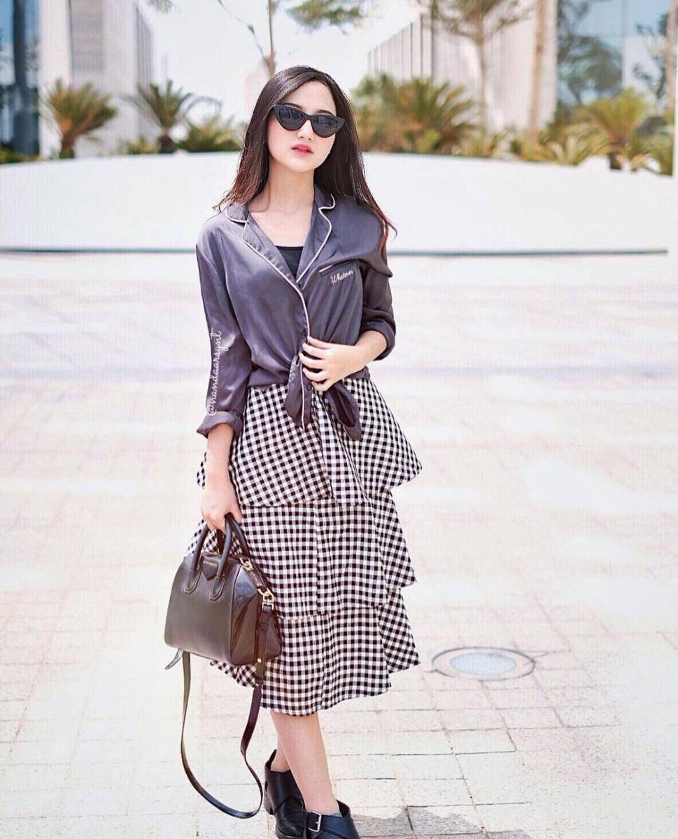10 Ide Mix & Match Rok ala Selebgram Nanda Arsyinta, Anggun & Stylish!
