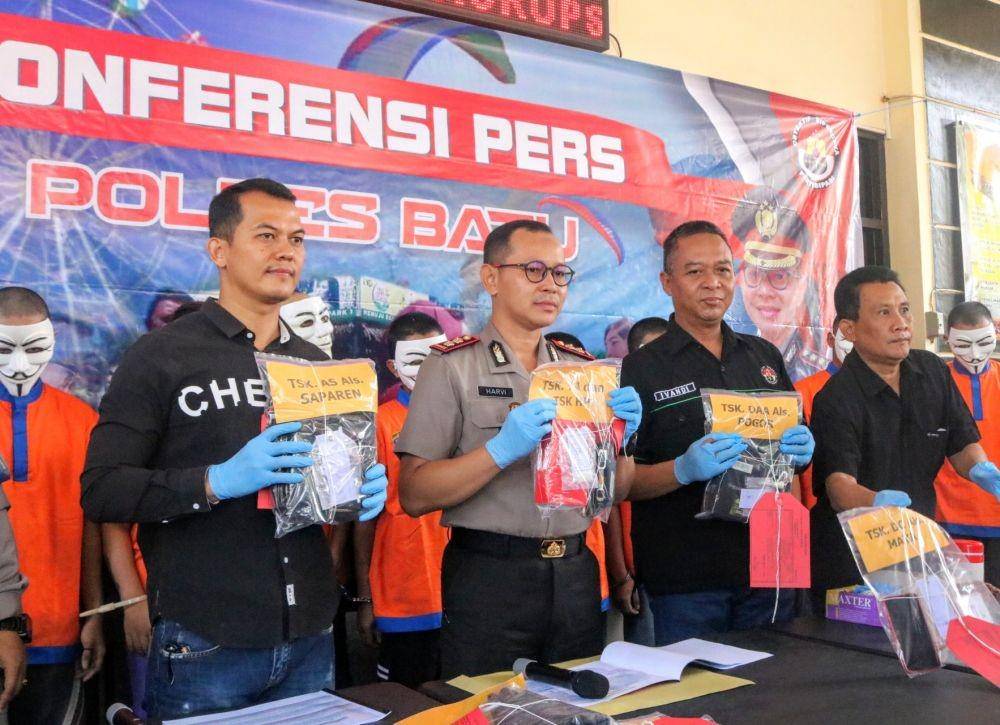 Kepolisian Resort Kota Batu menunjukkan barang bukti narkoba yang disita dari para tersangka, Selasa (19/11/2019). IDN Times/ Alfi Ramadana