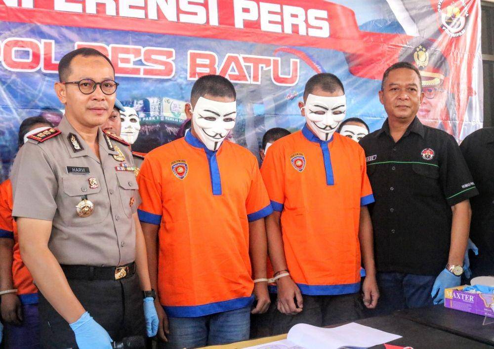 Dua pengedar narkoba yang berhasil di amankan Polres Kota Batu, Selasa (19/11/2019). IDN Times/ Alfi Ramadana