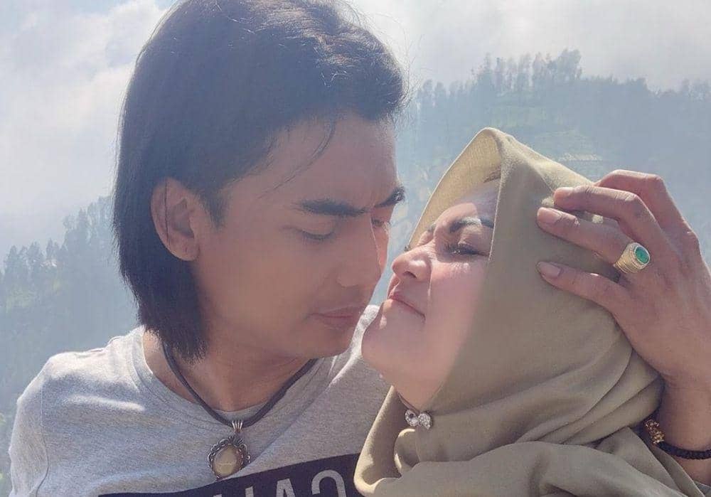 10 Potret Harmonis Charly van Houten dan Istri yang Jauh Dari Gosip