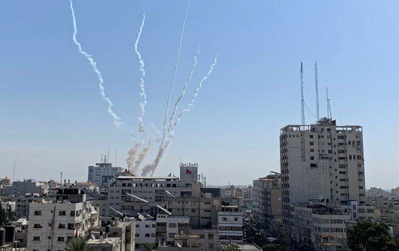 Jejak asap terlihat saat roket ditembakkan dari Gaza ke arah Israel di Gaza pada 14 November 2019. ANTARA FOTO/REUTERS/Suhaib Salem